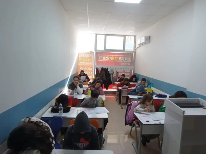 Etüt saatinde çalışan öğrenciler