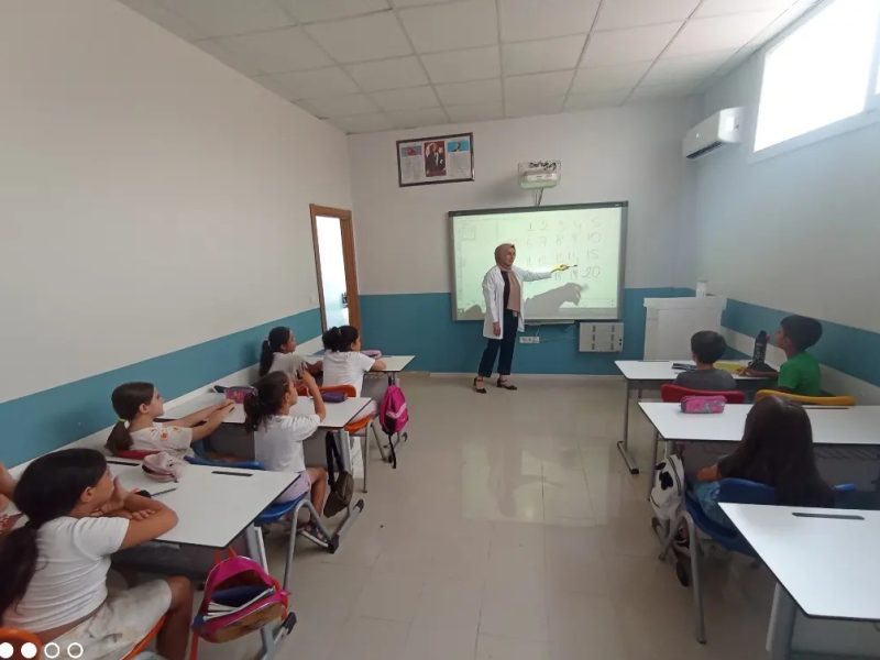 Akıllı tahtalı derslik, sıralarda çalışan öğrenciler