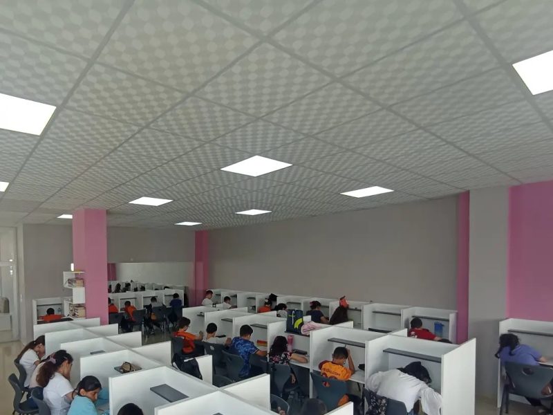 Bireysel çalışma bölmelerinin bulunduğu kütüphane salonu
